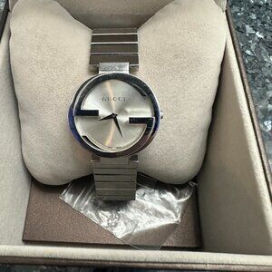 Gucci 29mm Steel Strap Women's Wristwatch 133.3 WITH CERT AND ORIGINAL BOX